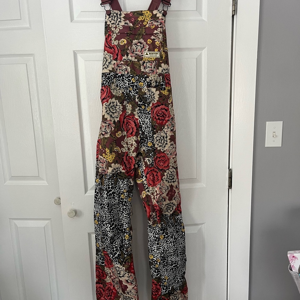 Burton Avalon cheetah floral bibs